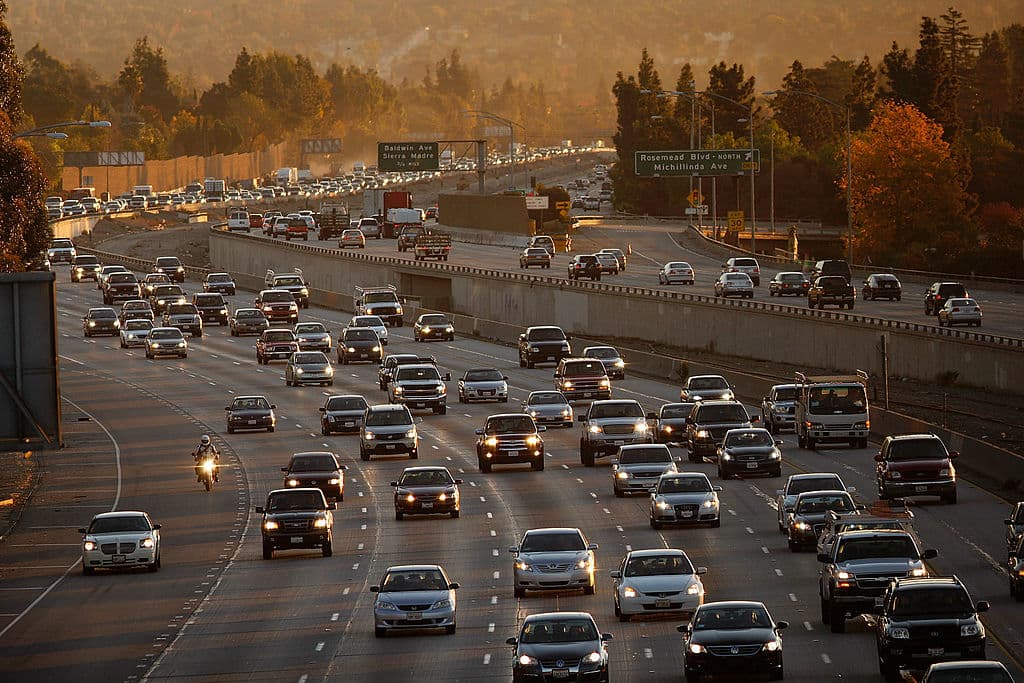 Los viajeros matutinos viajan por la autopista 210 entre Los Ángeles y las ciudades del este el 1 de diciembre de 2009 cerca de Pasadena, California.
