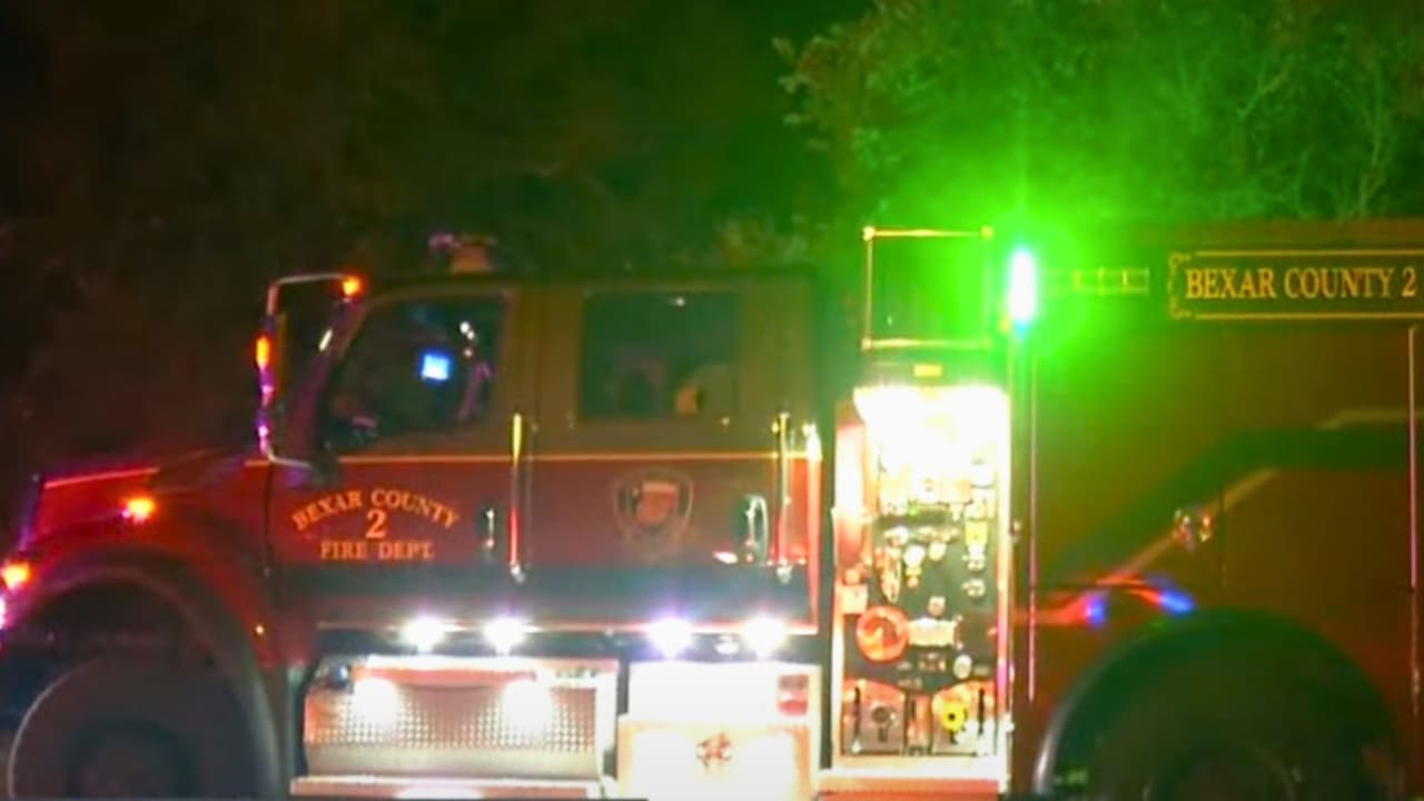 A las 6:30am, Bomberos del Condado Bexar informaron que al menos un 70% del incendio estaba contenido.