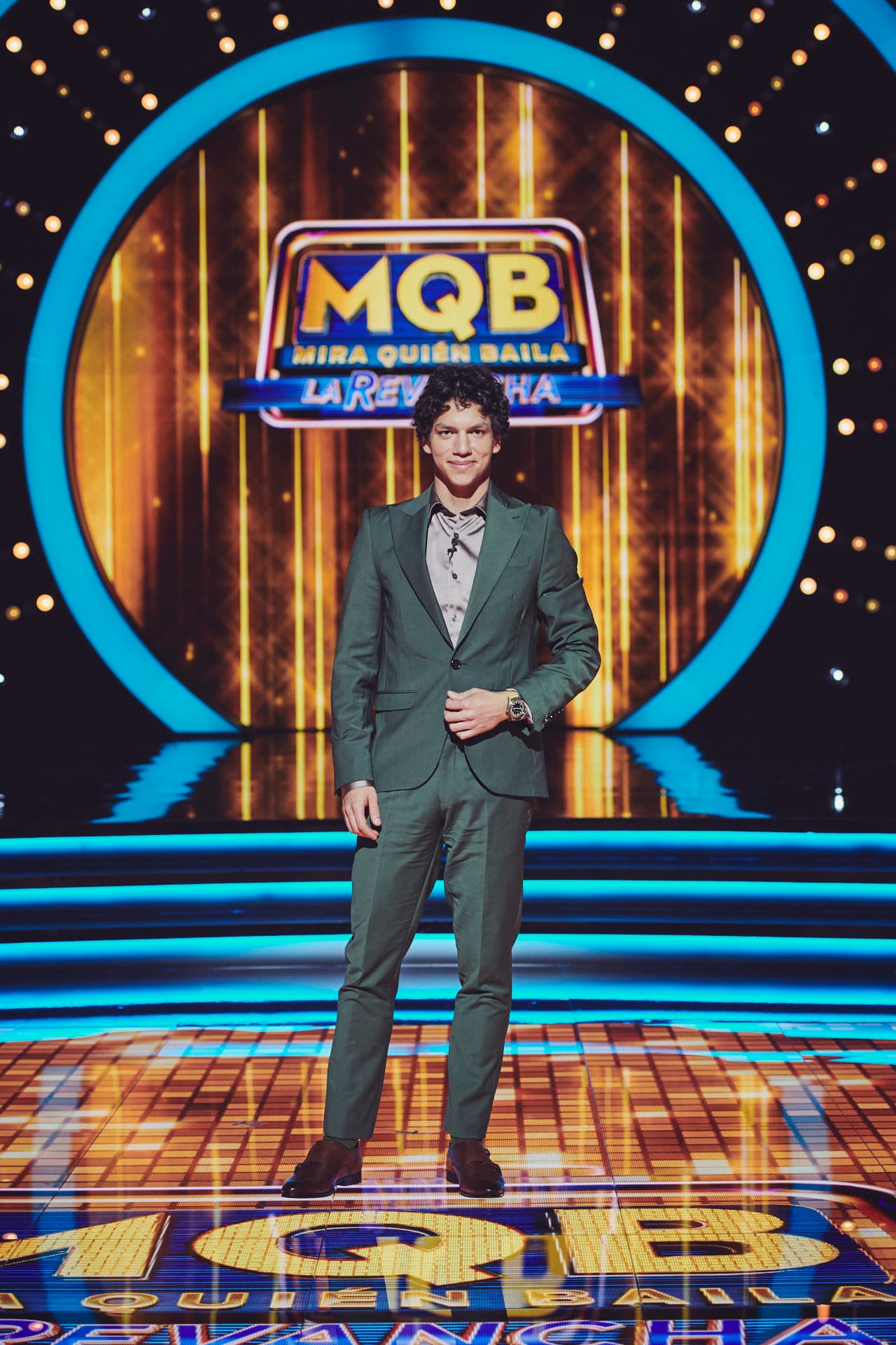 Isaac Hernández, el aclamado bailarín de ballet, prefirió un outfit impecable en el que combinó de manera muy natural los colores de la temporada de otoño.