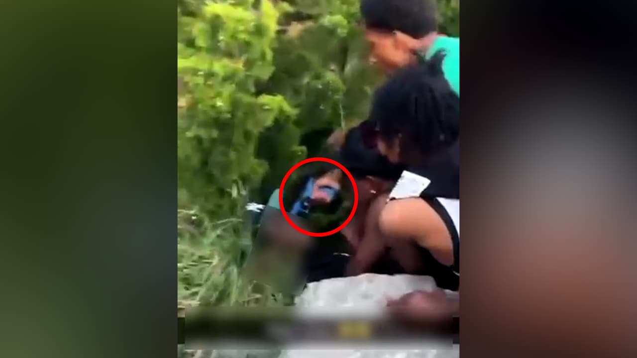 Este video muestra el insólito robo a mano armada a un adolescente que paseaba por Brooklyn Bridge Park, frente a muchas personas que, lejos de ayudarlo, sacaron sus celulares para filmar el atraco.