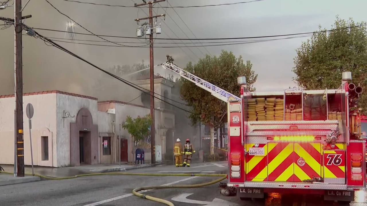 Voraz incendio destruye un restaurante y varios negocios en Newhall