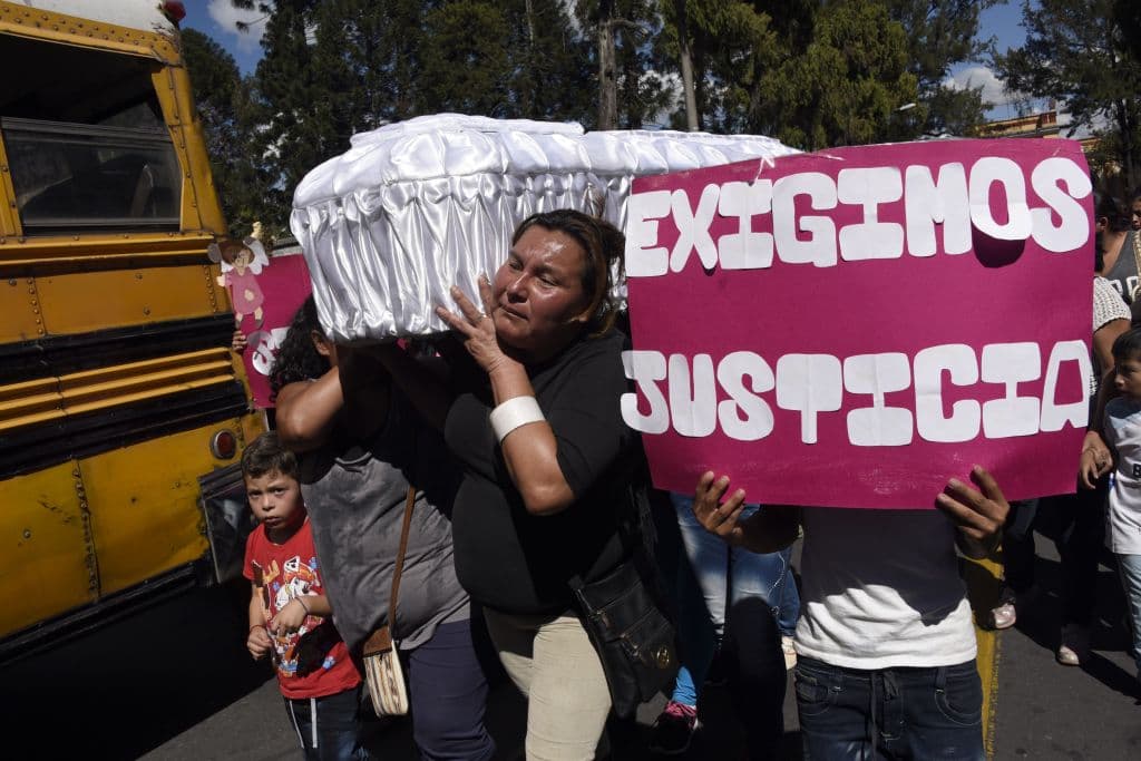 Varios testimonios ya habían dicho que las niñas estaban encerradas bajo llave en un aula 4x4 en el momento del siniestro, pero se desconoce si posteriormente esa puerta se abrió. En este sentido, el presidente guatemalteco pidió "paciencia" hasta que los investigadores aclaren lo sucedido.