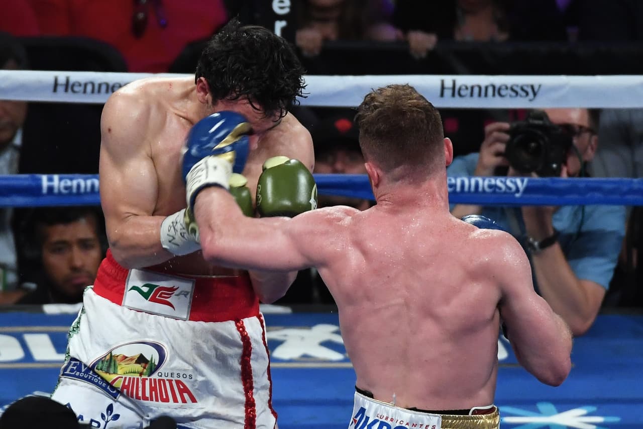 Te acercamos a los golpes que se dieron Saúl 'Canelo' Álvarez en contra de Julio César Chávez Jr., imágenes que te harán sentir en el ring.