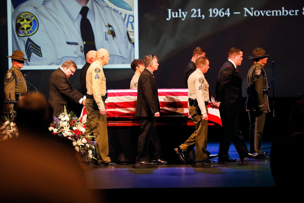 Funeral del sargento Ron Helus, una de las 12 víctimas en el tiroteo masivo en el Borderline Bar & Grill de Thousand Oaks.