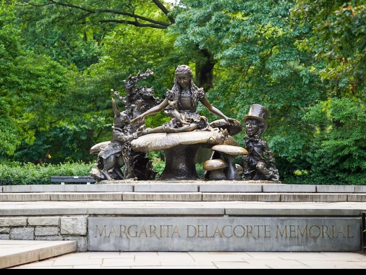 Una de sus grandes atracciones son sus siete fuentes y, entre ellas, la de Alicia en el País de las Maravillas. La fuente de agua potable, está ubicada en el área de juegos para niños James Michael Levin Playground ( Fifth Avenue - 77th Street).