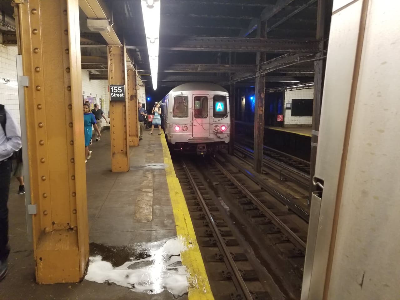 Fuego en una estación interrumpe servicio en el subway de Nueva York