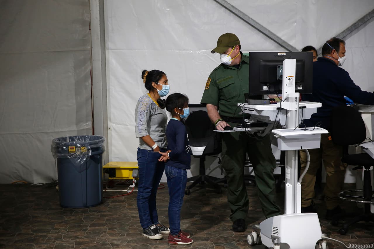 Las autoridades de EEUU conducen a los inmigrantes a centros en Dallas y San Diego, y planea abrir más en San Antonio, El Paso y otros sitios. Biden ha sido duramente 
<a href="https://www.univision.com/shows/noticiero-univision/democratas-y-republicanos-tienen-posiciones-opuestas-sobre-como-resolver-la-crisis-migratoria-en-la-frontera-sur-video">criticado por republicanos</a>, quienes defienden las medidas migratorias de Trump, que incluyeron la separación de miles de familias bajo la política 'cero tolerancia'.