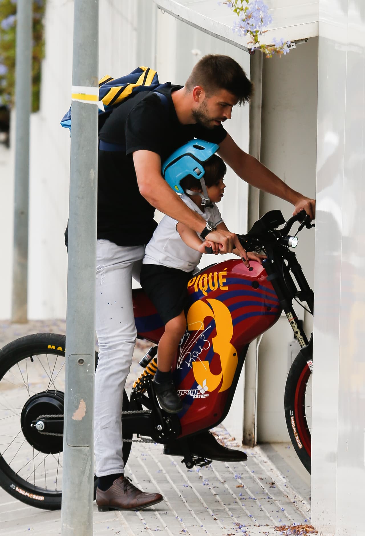 Photo © 2016 Quimi Ortiz/The Grosby Group EXCLUSIVE Barcelona, Sept 22, 2016 Soccer star, Gerard Pique arrives home driving a Barcelona FC customized bicycle after picking up his son Milan from school.