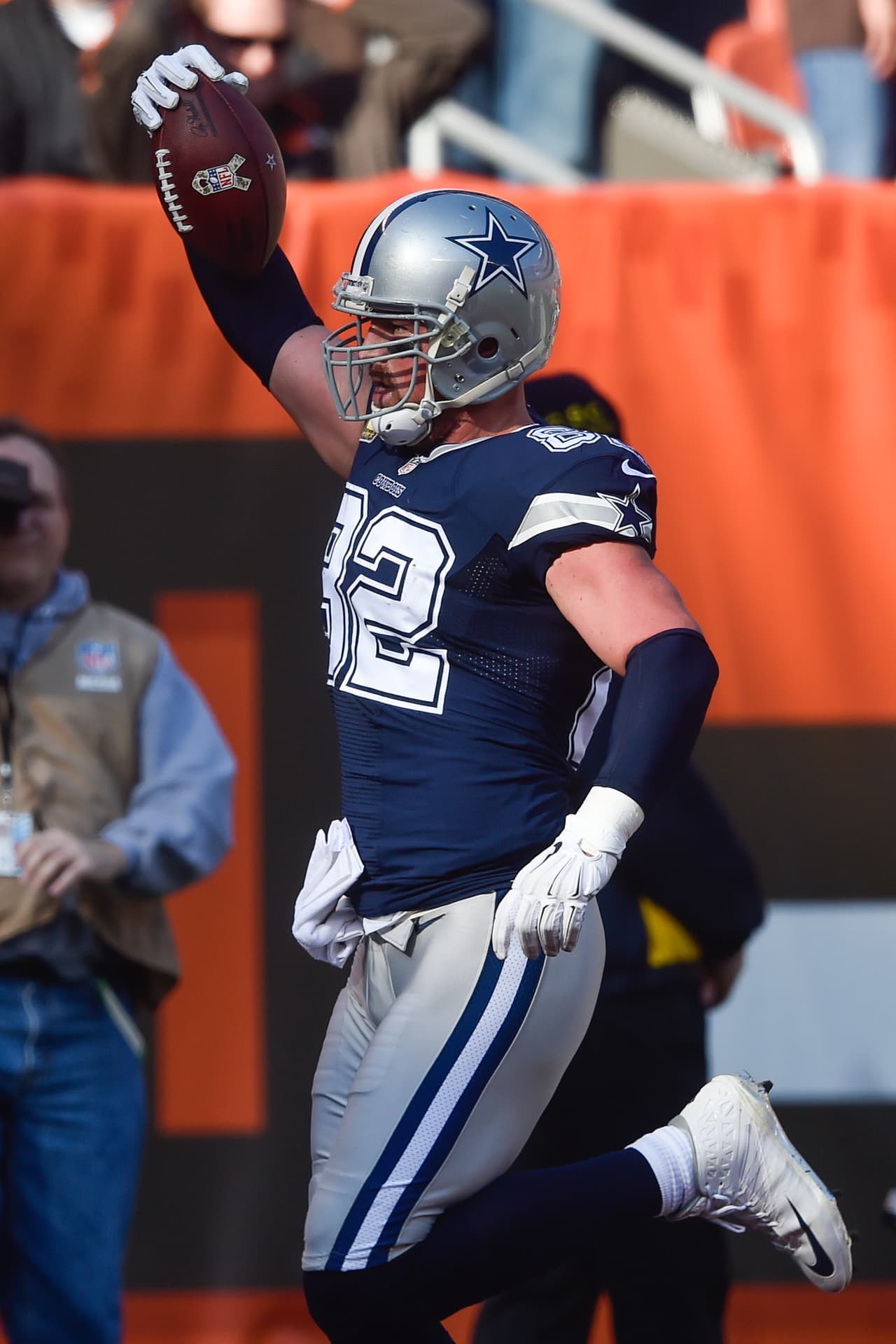 Dallas Cowboys tight end Jason Witten reacts after scoring a touchdown in the first half of an NFL football game against the Cleveland Browns, Sunday, Nov. 6, 2016, in Cleveland. (AP Photo/David Richard)