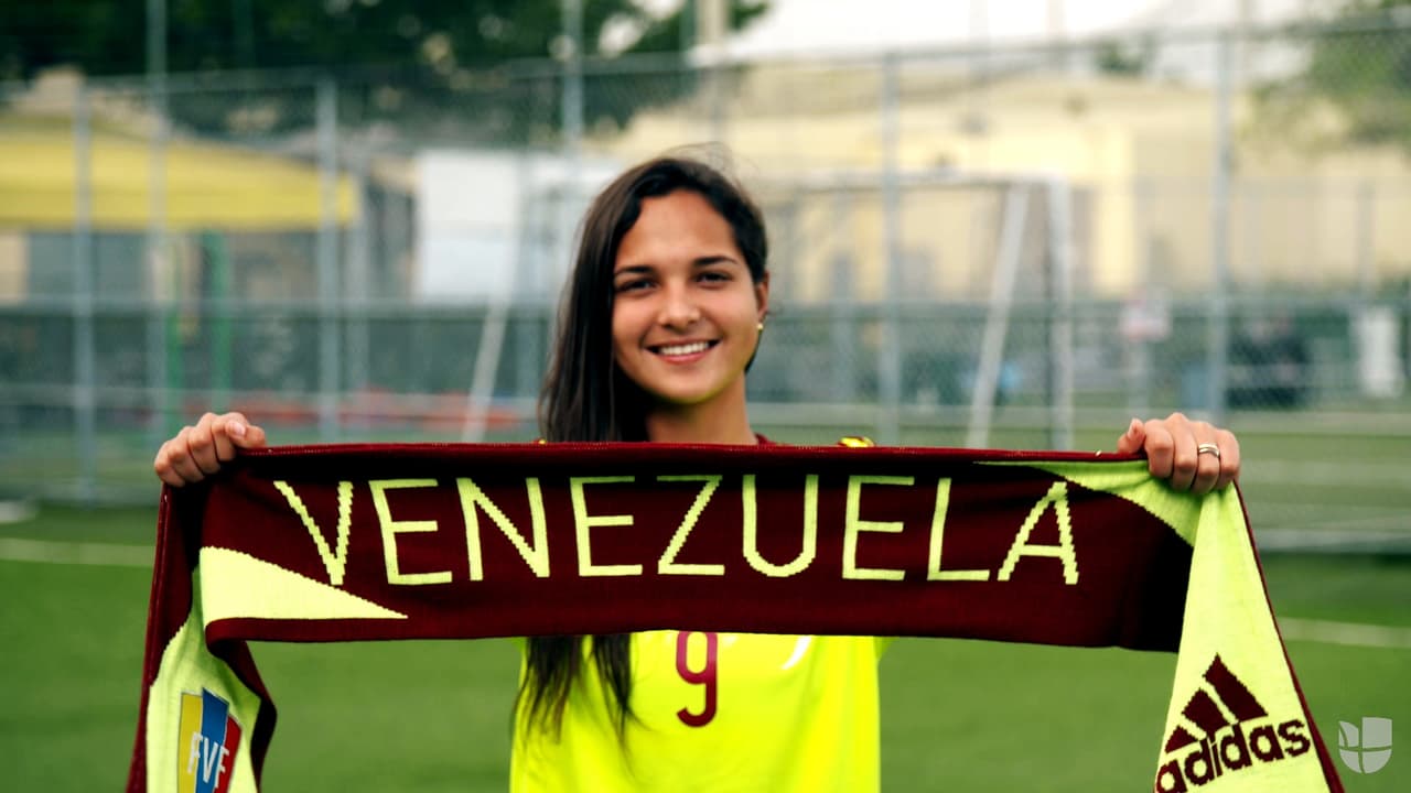 <b>Deyna Castellanos</b>: La futbolista deslumbró en el Mundial Femenil Sub 17 gracias a su impecable técnica y hermosos goles.
<br>
<a href="http://www.univision.com/deportes/premios-univision-deportes/latinos-que-triunfan-el-brillante-futuro-de-deyna-castellanos-video">Deyna Castellanos</a>, delantera y capitana de la selección venezolana se llevó la Bota y el Balón de bronce en el Mundial de Jordania y fue pieza clave para que su selección alcanzara el cuarto lugar.