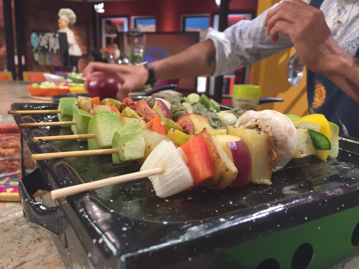 Nuestro querido chef Yogui nos preparó unas deliciosas brochetas. Tú también puedes hacerlas y aprovechar si te quedó comida de la semana y sigue en buen estado.