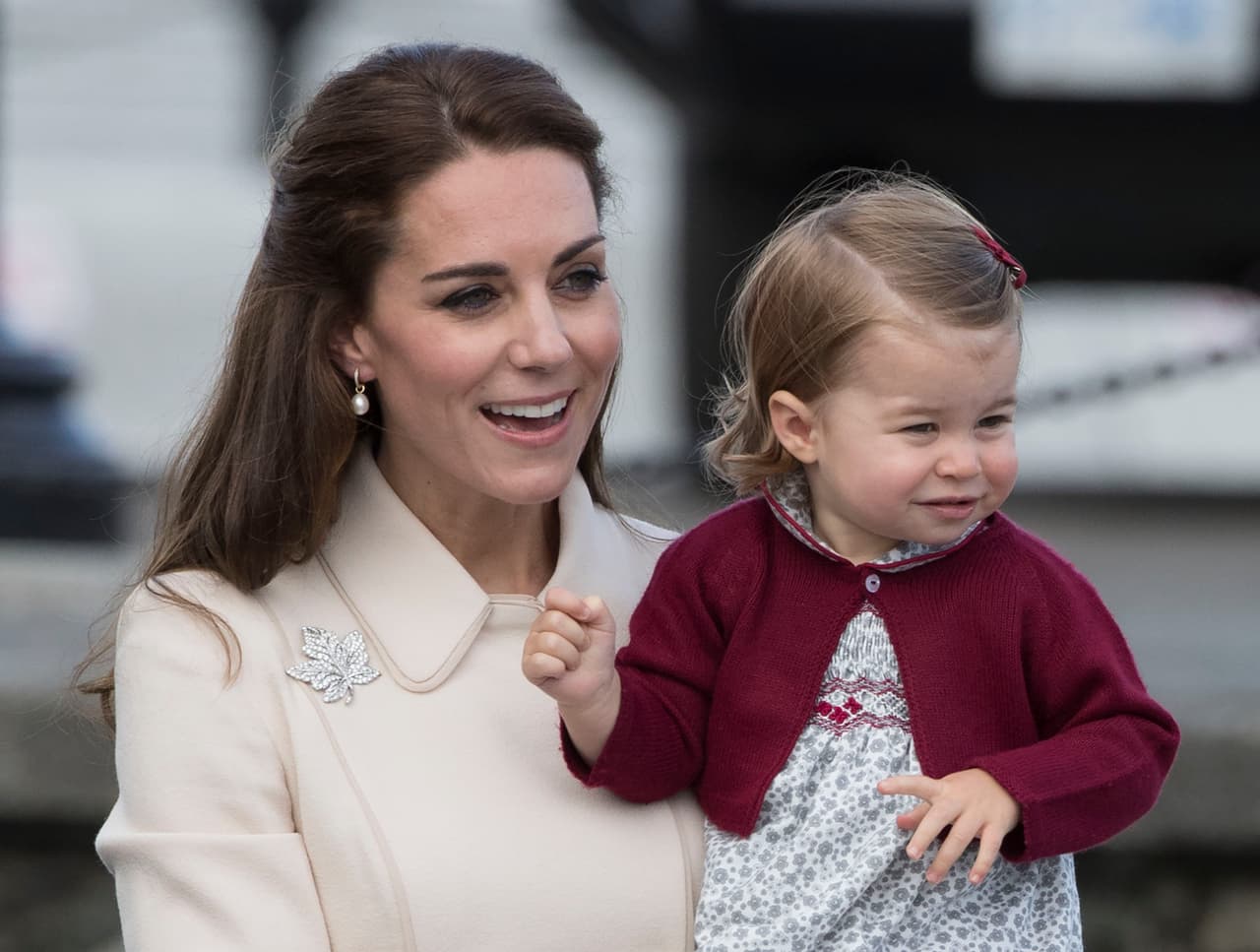 Turrión Borrallo dijo en entrevista con
<b><a href="http://people.com/royals/princess-charlotte-is-so-polite-and-very-confident-says-source-and-speaks-some-spanish/ ">People</a> </b>que Charlotte es una niña “muy dulce, segura de sí misma y siempre está hablando. Es muy cortés, pero divertida”.