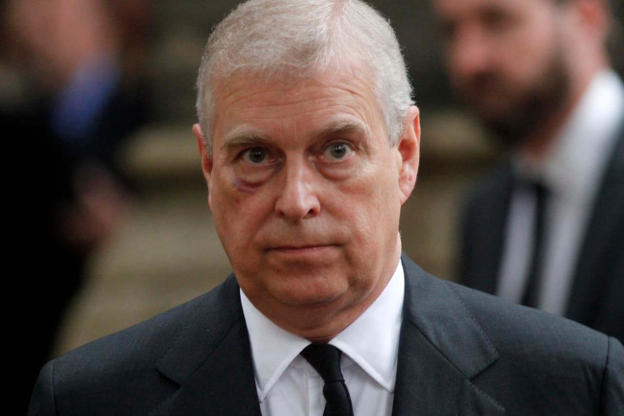 "(El príncipe)
<b><a href="https://www.univision.com/famosos/el-principe-andrew-rompe-el-silencio-y-dice-que-le-fallo-a-la-familia-real-por-su-relacion-con-jeffrey-epstein-fotos" target="_blank">era un visitante frecuente</a></b>. Debe someterse a una entrevista. Deberían hablar de eso", agregó.
<br>