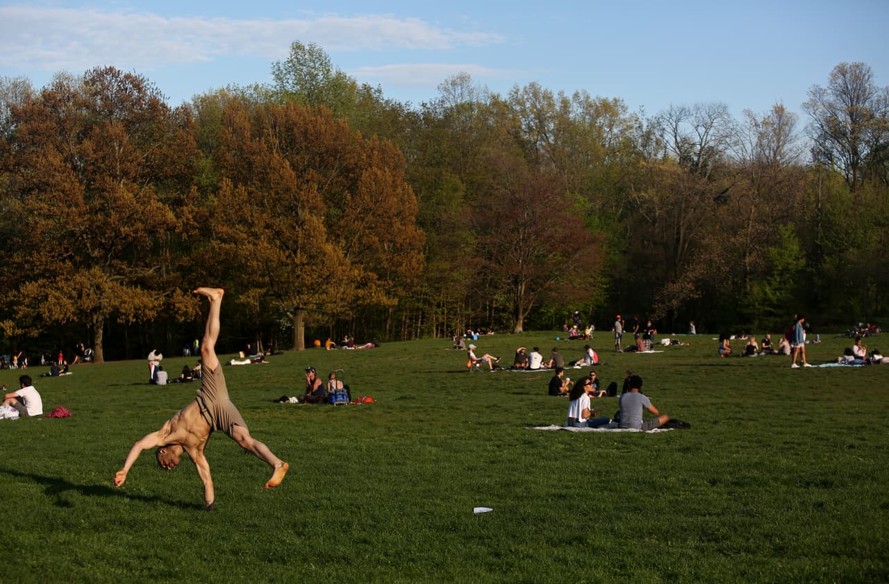 Las residentes de Brooklyn se levantaron del sofá y se cubrió el rostro con mascarillas para ir a Prospect Park para tomar aire fresco y hacer un poco de ejercicio.
<br>