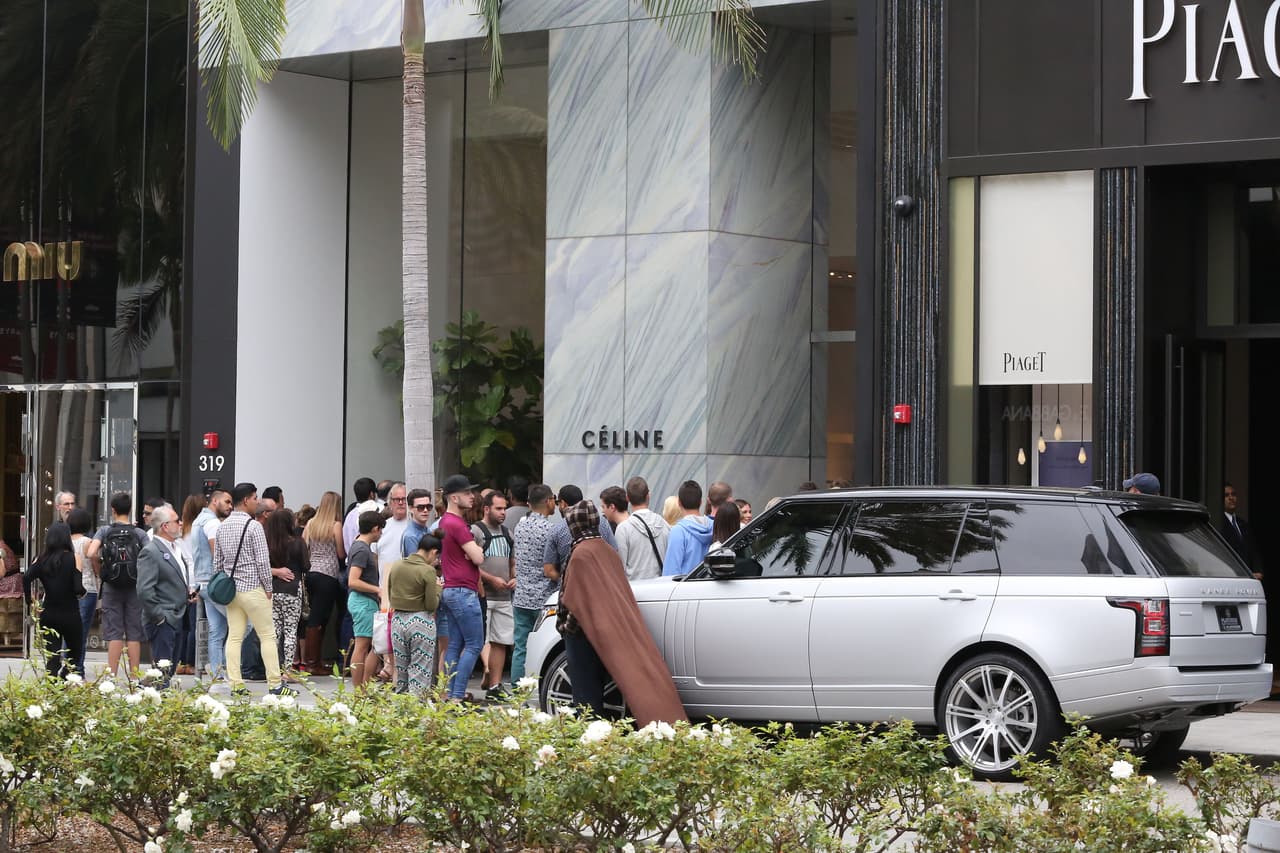 Mira cómo lucía el grupo de cámaras que la esperaban. ¡Eran muchísimos!