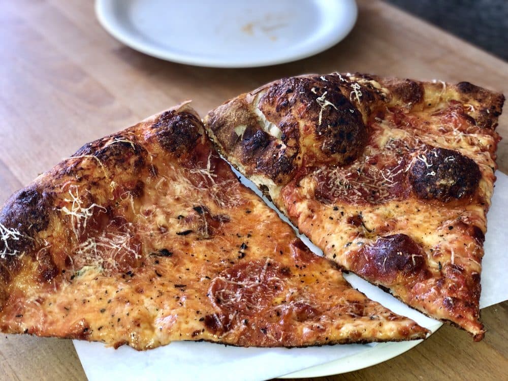 <b>Pizza Shackamaxon</b>
<br>Dirección: 115 E Girard Ave Philadelphia, PA 19125
<br>Sitio web: 
<a href="http://pizzashackamaxon.com">http://pizzashackamaxon.com</a> 
<br>
<b><a href="https://www.yelp.com/map/pizza-shackamaxon-philadelphia">Cómo llegar</a></b>
<br>
<br>El gerente asegura que el local “se especializa en hacer rebanadas increíbles con un enfoque en ingredientes simples y de alta calidad”.