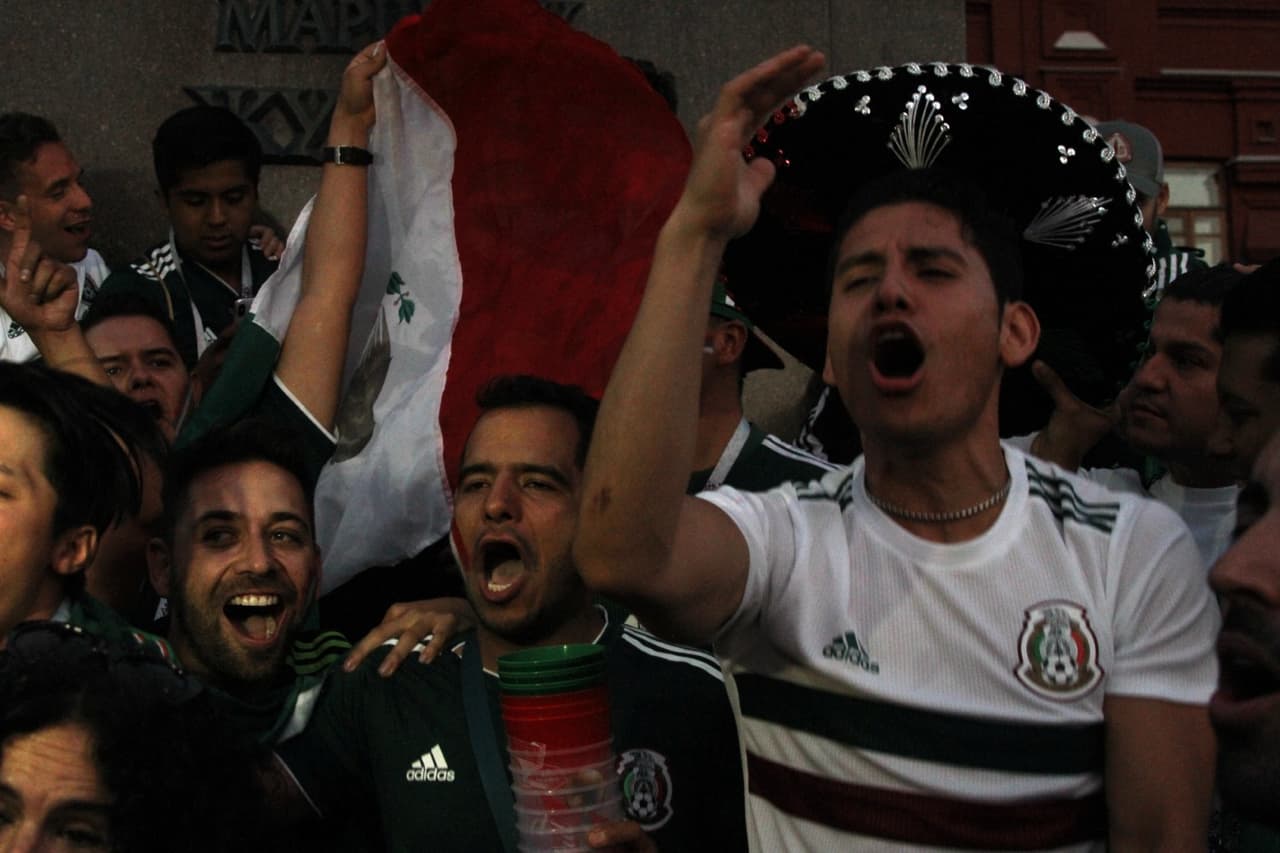 Tremendo jolgorio que armaron los aficionados mexicanos en la Plaza Roja en Moscú tras la gran victoria de la selección de México por 1-0 sobre Alemania. ¡Así festejaron! (Fotos: Ricardo Otero, enviado)