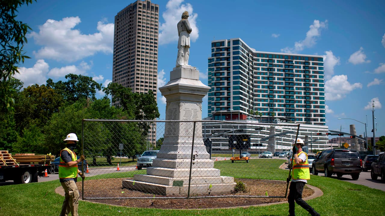 La escultura del soldado estuvo en el parque por más de 60 años.