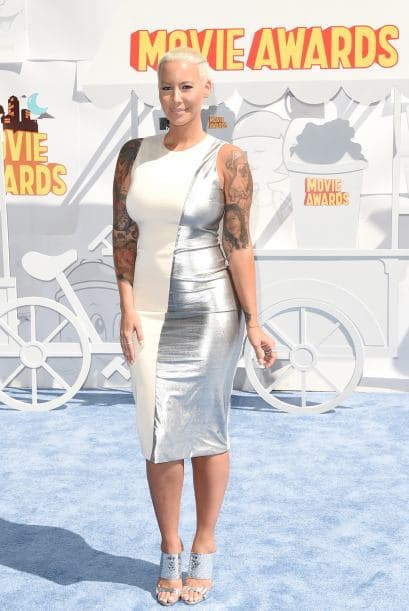 Amber Rose presumió cuerpazo en un vestido blanco y plateado.