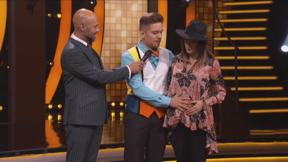 También, aprovechó su participación en 
<b><a href="https://www.univision.com/shows/mira-quien-baila/con-la-voz-entrecortada-el-dasa-presento-a-su-pareja-embarazada-en-el-escenario-y-revela-cuantos-hijos-quiere-video">Mira Quién Baila All Stars para llevarla al show</a></b>.
<br>