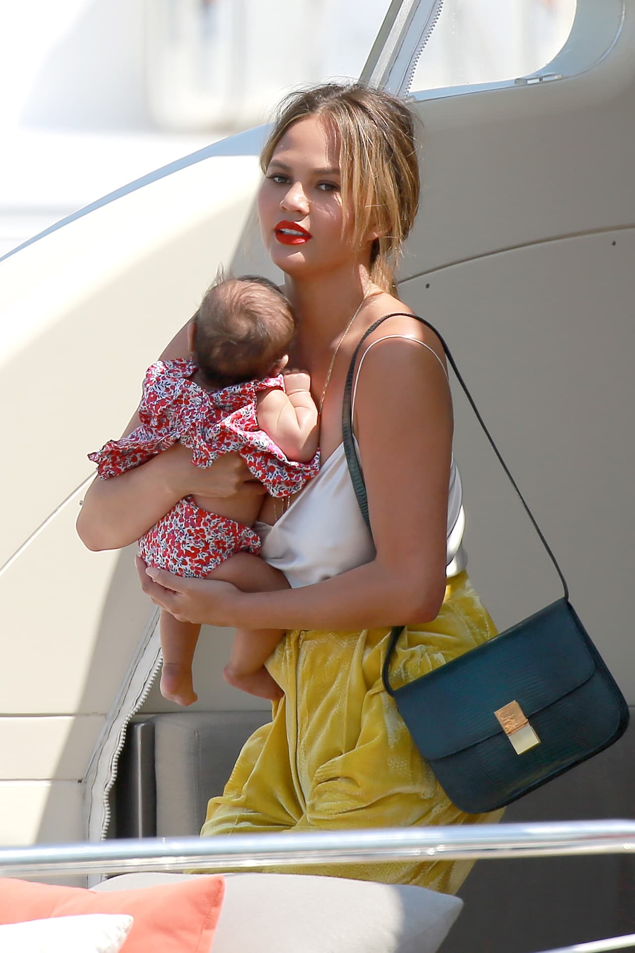 Chrissy, muy atenta de Luna todo el tiempo.