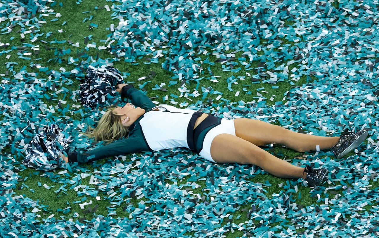 Una animadora de los Philadelphia Eagles celebra la gran victoria.