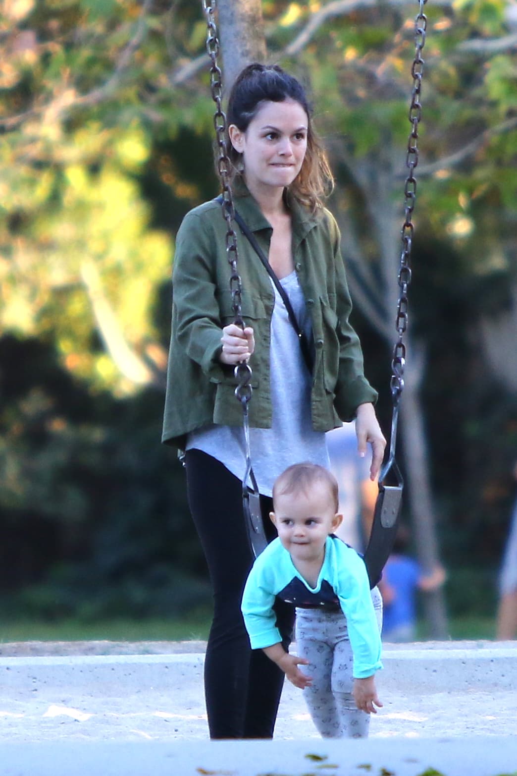 La actriz Rachel Bilson llevó a su pequeñita al parque.