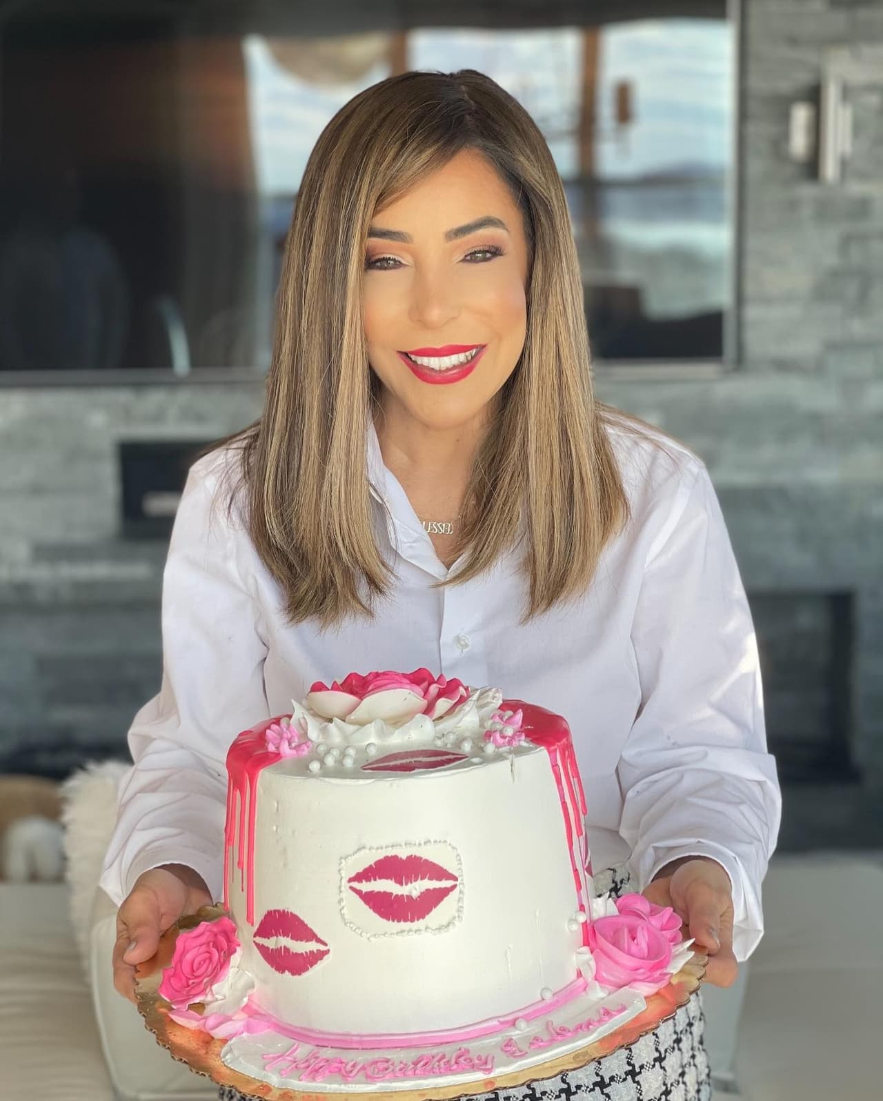 Con un hermoso pastel, Gelena celebró un año más de vida, agradecida por su trabajo y el amor de su esposo y su familia.