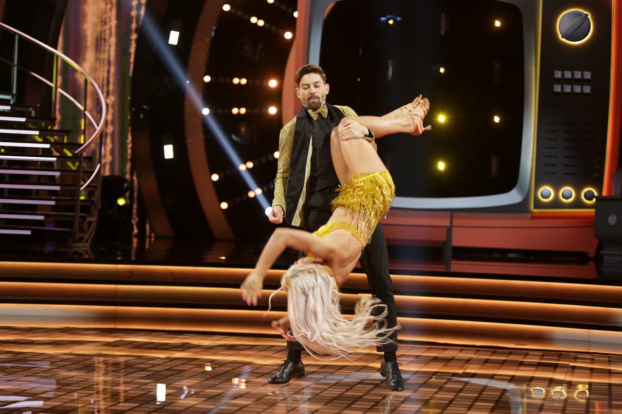 Incluso se animó a realizar, en conjunto con su compañera, alguna que otra cargada y piruetas.