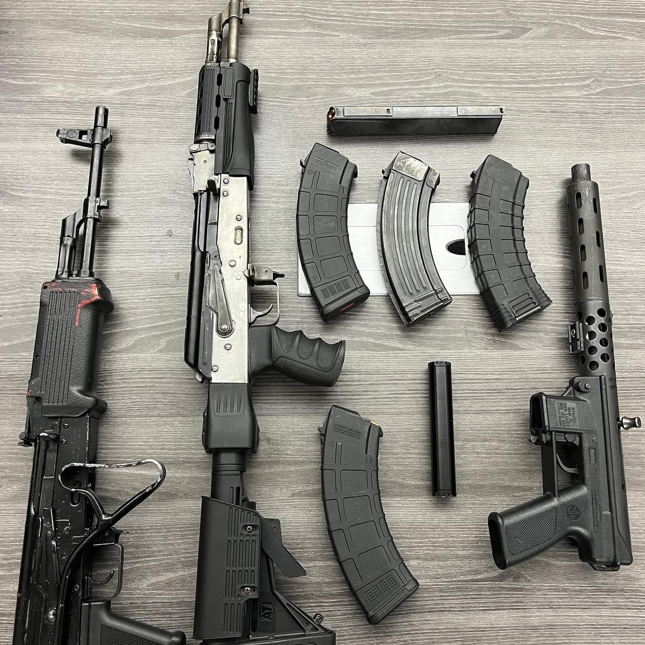 Fueron dos rifles tipo AK 45 y municiones.