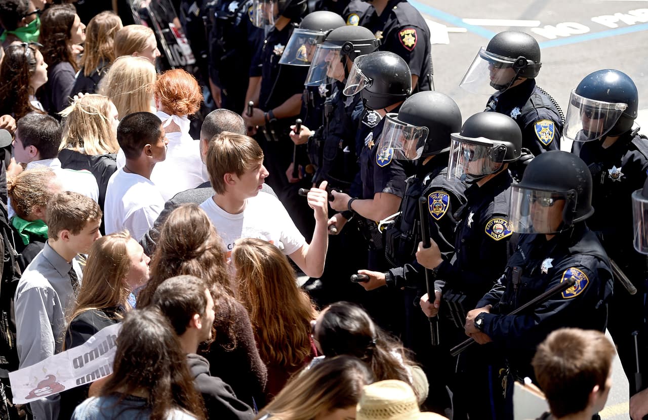 Para evitar las protestas, Trump utilizó la puerta trasera de su evento; cinco manifestantes fueron detenidos