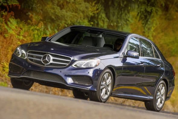 Autos Grandes de Lujo: Mercedes-Benz Clase E 2015- A pesar de ser uno de los modelos más elegantes y conservadores de la marca alemana, la nueva generación del Clase E ha tomado los rasgos de sus hermanos menores para tener un diseño más juvenil y desenfadado. Su interior también se alínea a la tendencia pero mantiene las innumerables posibilidades de personalización, y asegura que todos sus ocupantes se sientan a gusto a bordo.