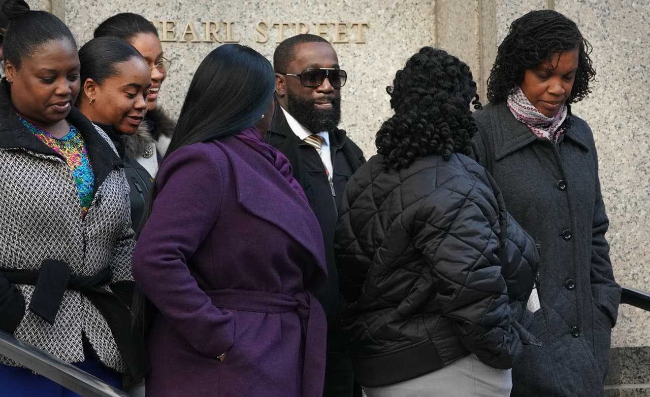 Guardias que vigilaban a Jeffrey Epstein en la cárcel admiten haber falsificado los registros