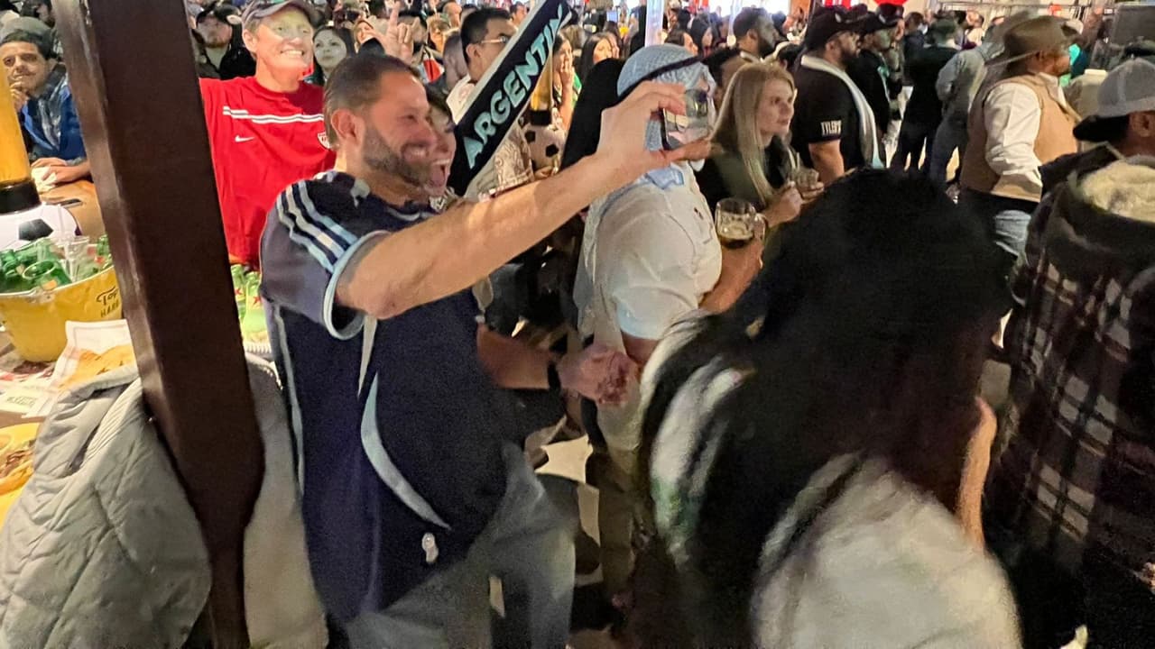 En el Bar Ojos Locos de Dallas, aficionados de Argentina también acudieron a ver el partido contra México dentro del Mundial de Qatar 2022.