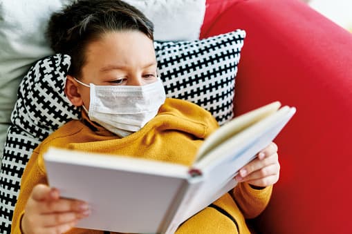 <b>6. Practique ponerse el tapabocas</b>
<br>Cuando estamos tratando de adoptar nuevos hábitos, ayuda el practicar para que los menores se sientan cómodos. Antes de tener que salir y colocarse una máscara en público, no está de más practicar en casa por unos minutos para que el menor se acostumbre.