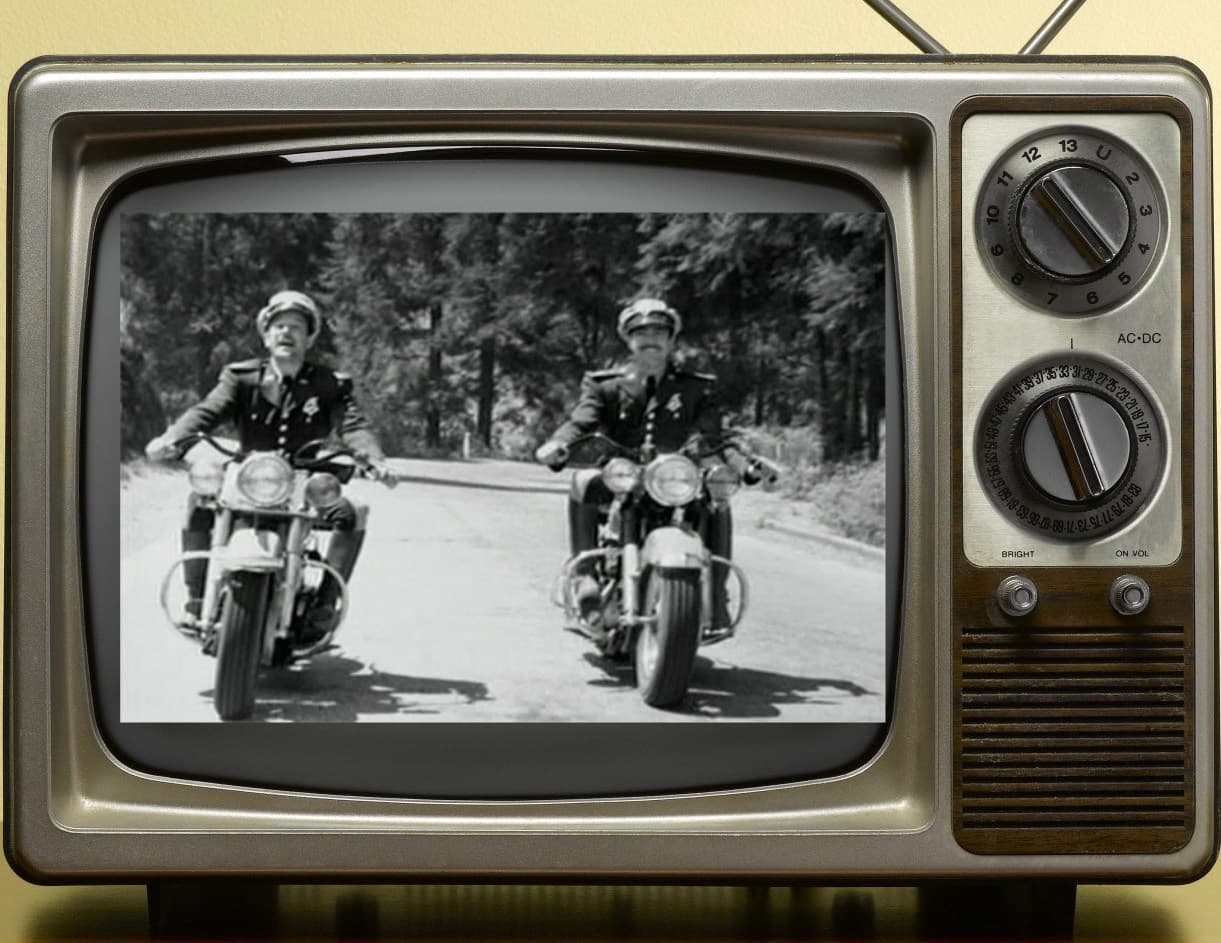 Con el uniforme de moto patrullero, al lado de Luis Aguilar, no solo ganó enorme popularidad entre el público, también se ganó el respeto del escuadrón de la policía de tránsito de la Ciudad de México y de ahí nació su pasión por las motos.