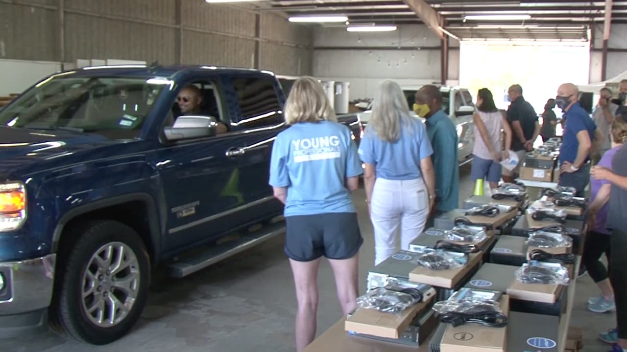 Las computadoras fueron entregadas precargadas con enlaces a recursos del 
<b><a href="https://www.univision.com/local/houston-kxln/aqui-tienes-importantes-recursos-de-ayuda-en-el-area-de-houston-en-tiempos-de-coronavirus">covid-19 </a></b>y de otros servicios que la ciudad ofrece.