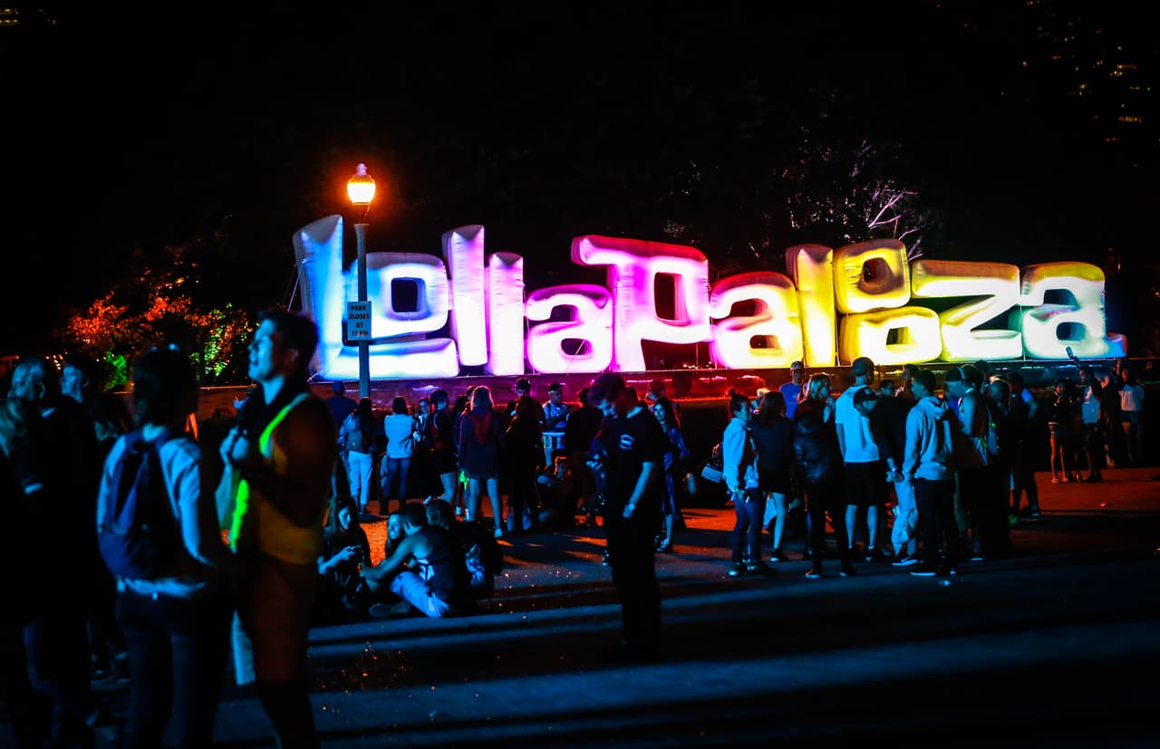 Desde disfraces de unicornios hasta atuendos muy veraniegos, pero eso sí muy buena vibra. Aquí una galería de fotos de la moda y el ambiente de Lollapalooza.