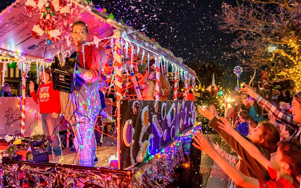 <h3 class="cms-H3-H3">Marble Falls Christmas Light Up Parade</h3>
<br>
<br>
<b>Dónde: </b>Centro de Marble Falls
<br>
<b>Cuándo: </b>6 de diciembre
<br>
<b>Horario:</b> 6:00 pm
<br>
<br>Un desfile en el que puede participar el que quiera mientras lleves tu vehículo adornado con luces navideñas y mucho espíritu. Habrá competencia de carros alégoricos.
<br>