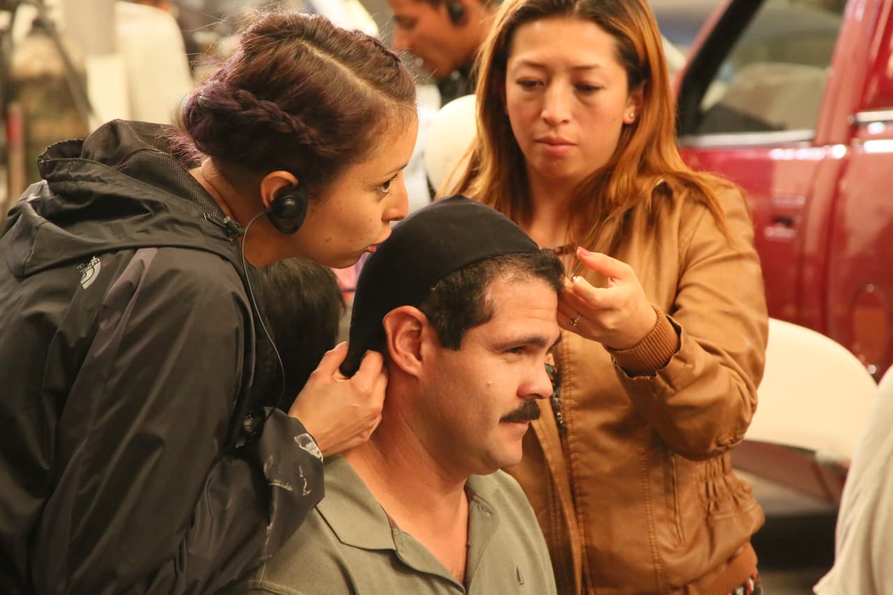 Así alistan la caracterización de Marco de la O, el actor que da vida a 'El Chapo', para el final de la segunda temporada.