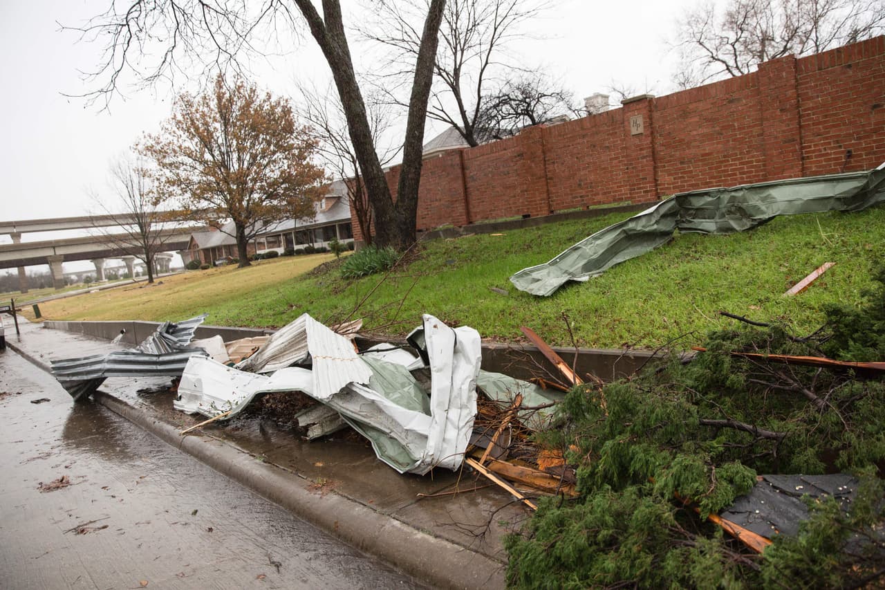 Una serie de tornados azotaron en diciembre de 2015 el área de Texas comprendida por los condados de Dallas, Ellis y Collin, y dejaron severos daños especialmente en las ciudades de Rowlett and Garland.