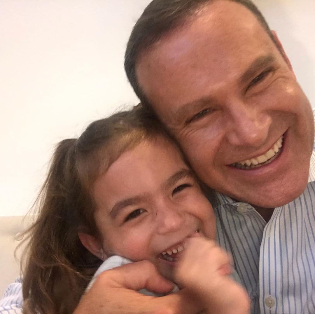 Michelle, de cuatro años, es una niña feliz. Uno de sus pasatiempos es la danza, en repetidas ocasiones hemos visto a Alan disfrutar de las presentaciones exclusivas que su hija le hace en casa.