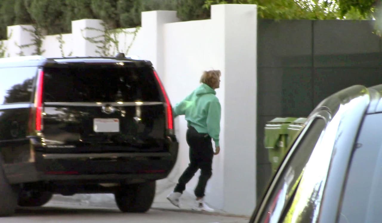 Varios medios reportan que el despeinado Bieber no ha logrado superar a Selena Gómez y que está desesperado por regresar con la intérprete de 'Wolves'.