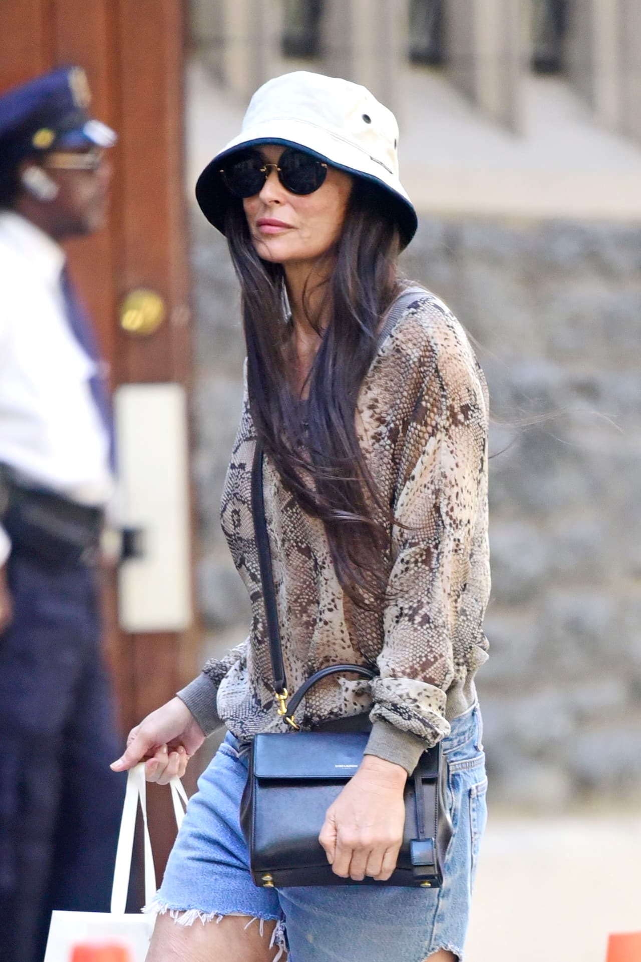 No sabemos si el estrés, el estilo de vida o que los años ya le pasaron factura a Demi Moore, pero por desgracia su rostro luce bastante cansado.