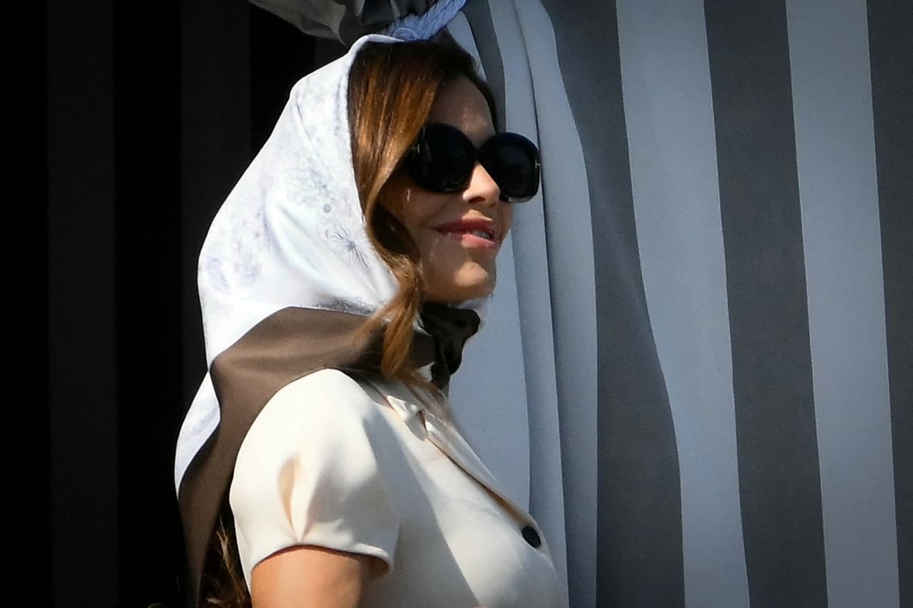 Lauren Sánchez sale del Hotel Aman. Según informes, el magnate tecnológico y el periodista han invitado a unas 200 personas a su multimillonaria boda en la ciudad italiana.
<br>
<br>Preguntado por lo que más le gustaba de la ciudad de los canales, Bezos dijo sonriente junto a su mujer en una lancha: "¡Miren a su alrededor! Esta ciudad parece imposible, no puede existir, y sin embargo aquí está".
<br>