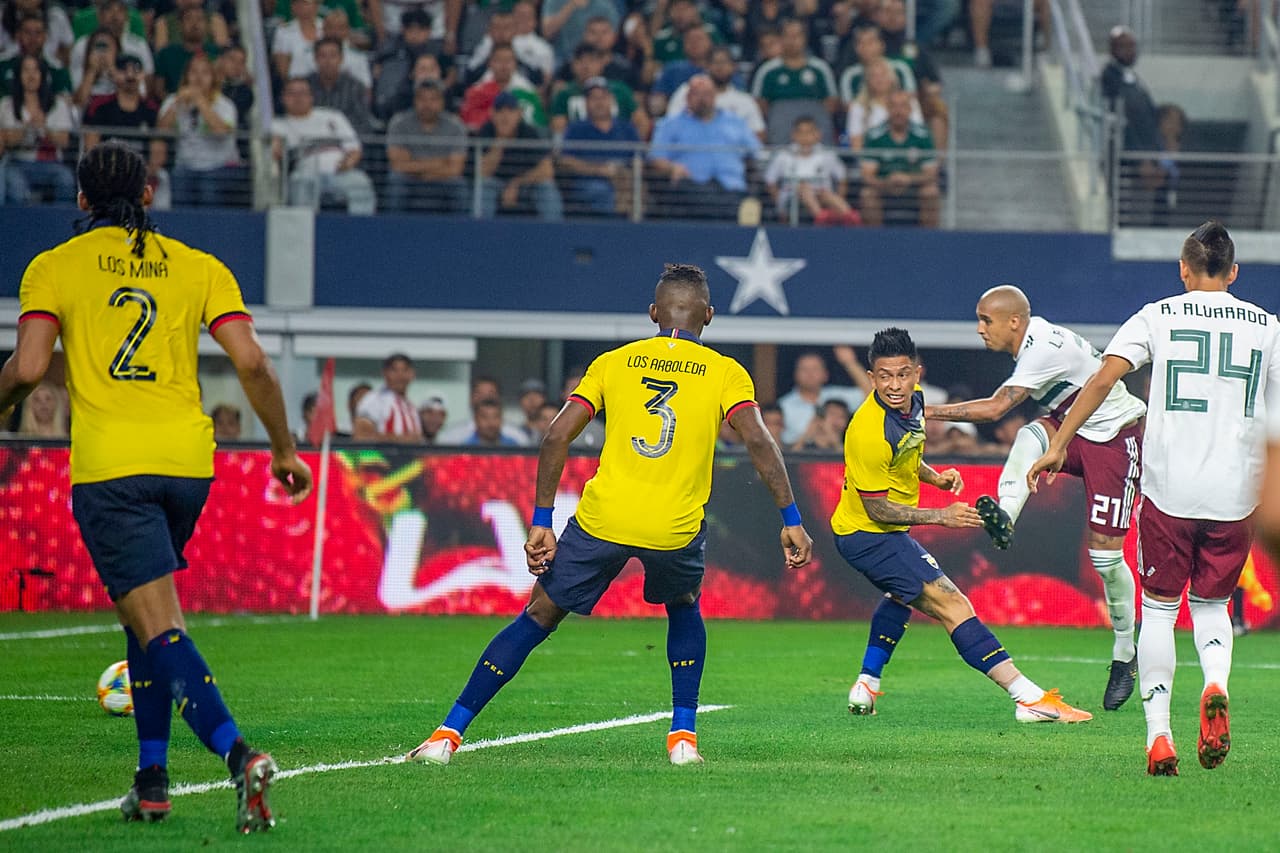 Con este potente disparo dentro del área, Luis Rodríguez (segundo de derecha a izquierda) anotó el 3-2 para el Tri.