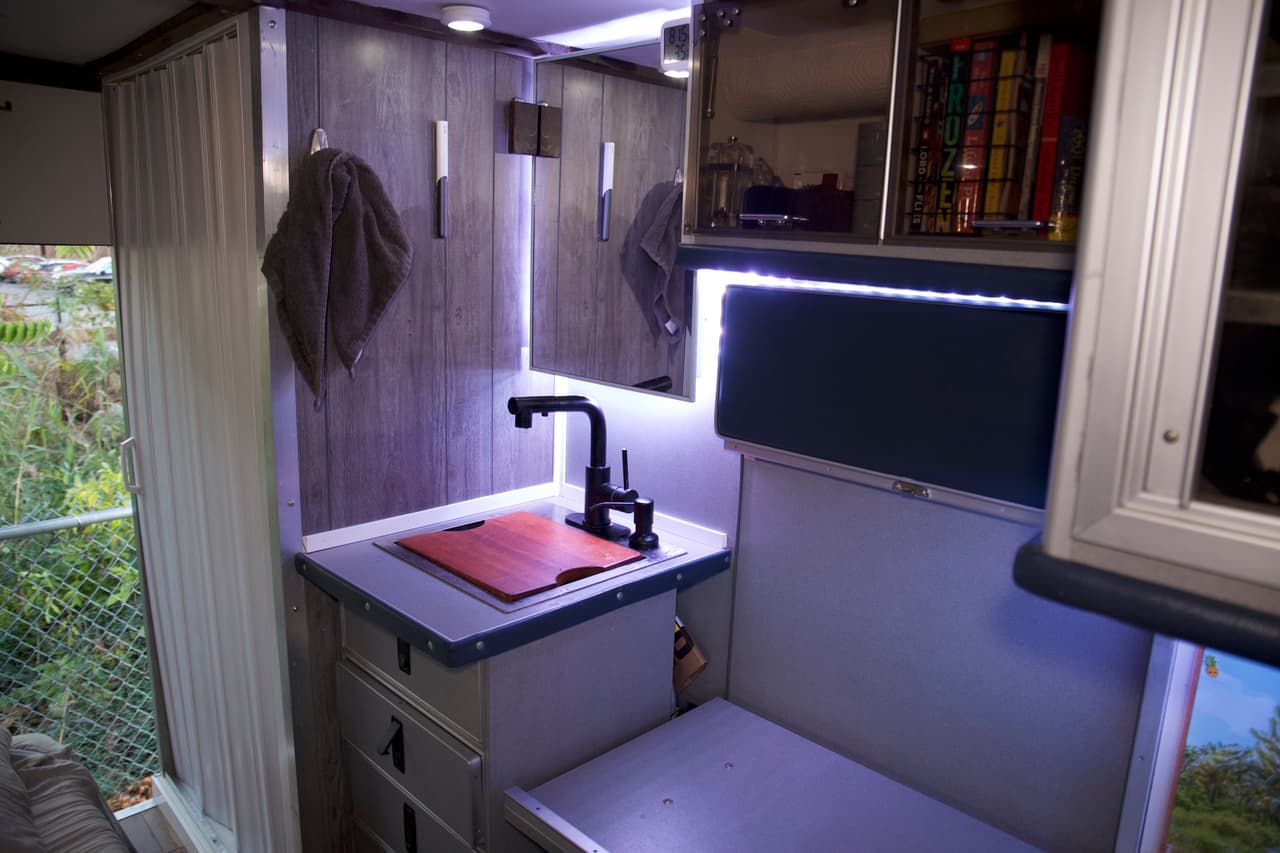 Young ha pensado en cada detalle: como la tabla de picar que guarda sobre el fregadero y, el asiento que está al lado de este, se convierte en 
<b>una mesa multiusos: </b>que usa para la estufa, para comer o para trabajar.