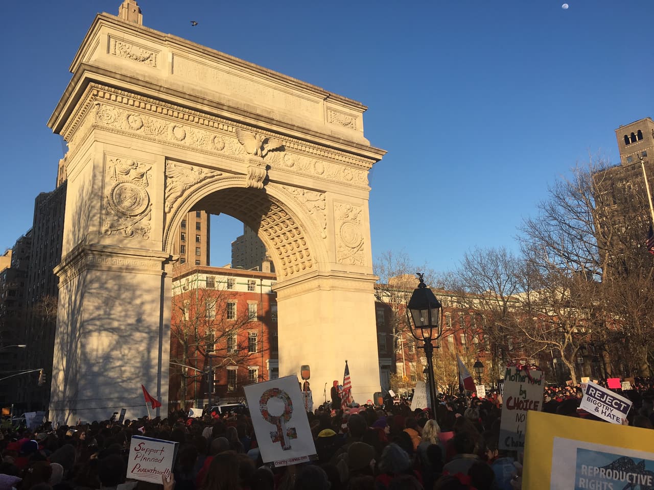 La retórica y las políticas de la administración del presidente Donald Trump recibieron críticas a través de letreros de los manifestantes pero también de los discursos.