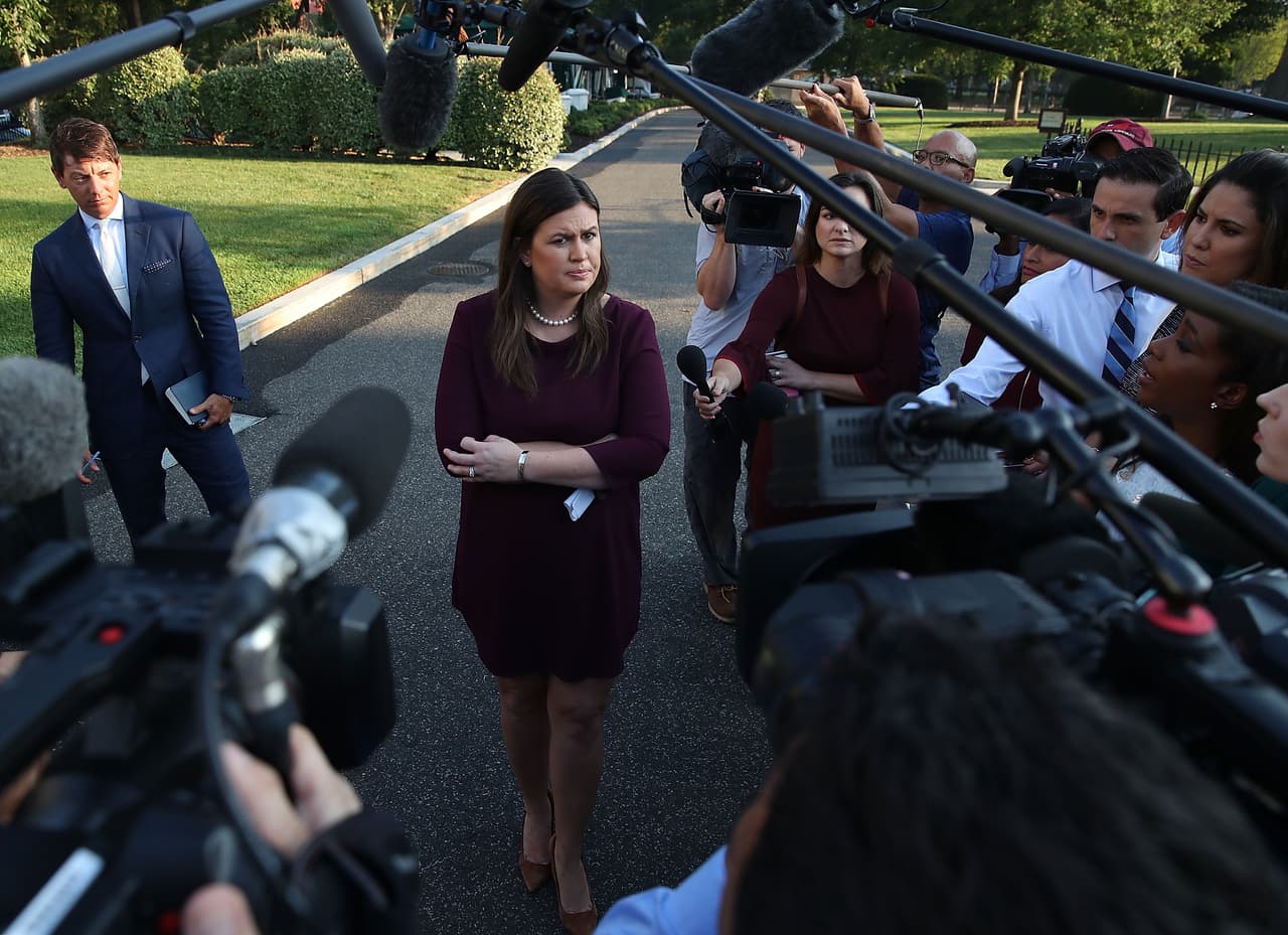 Sarah Sanders pide llamar al NYT para quejarse por el artículo anónimo, pero su plan sale al revés