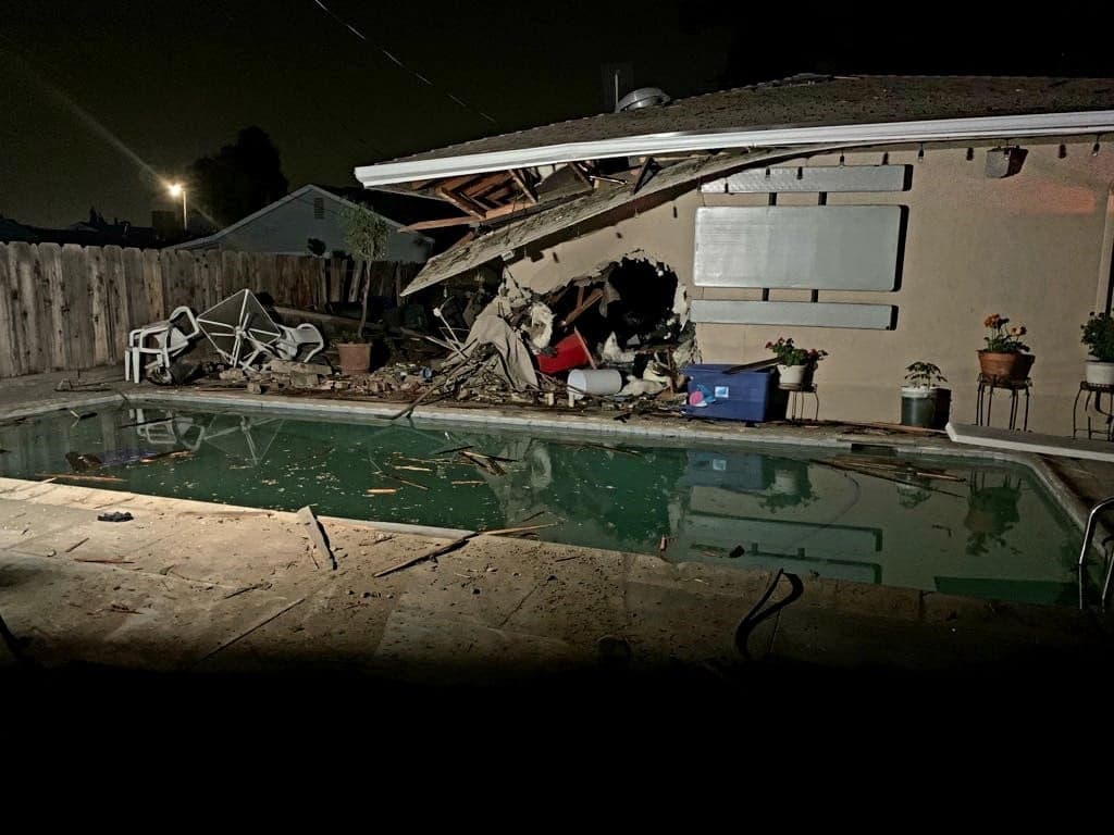 Persecución policial terminó con el vehículo del sospechoso en el patio de una casa.